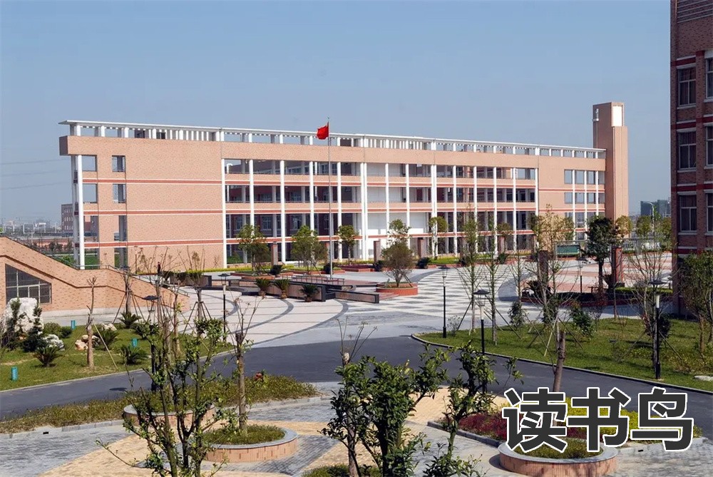 湖南师大二附中一年的学费是多少（湖南省学费收费标准）